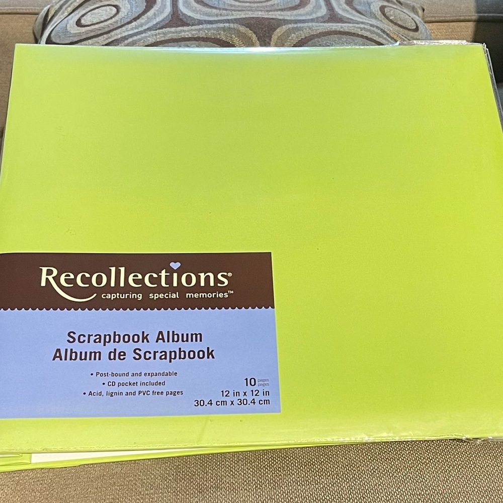 Recollections SCRAPBOOK ALBUM
12x12" 10 pages green acid free
